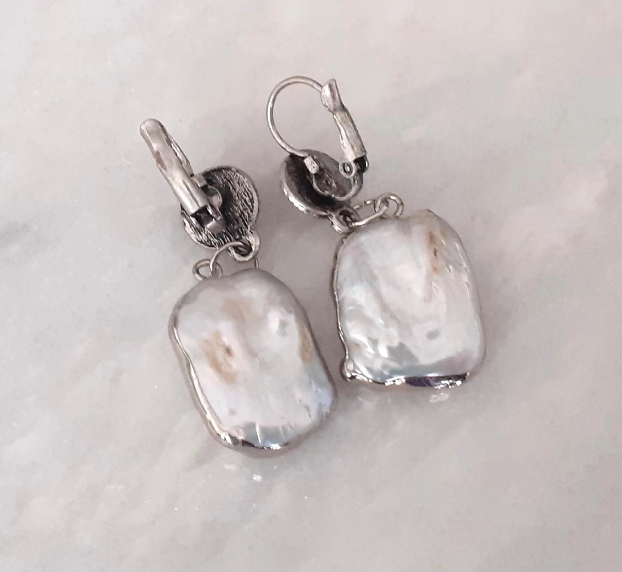 pendientes colgantes plateados con strass y perla de agua dulce – photo 3